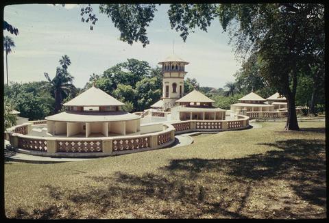Menina observando quadros